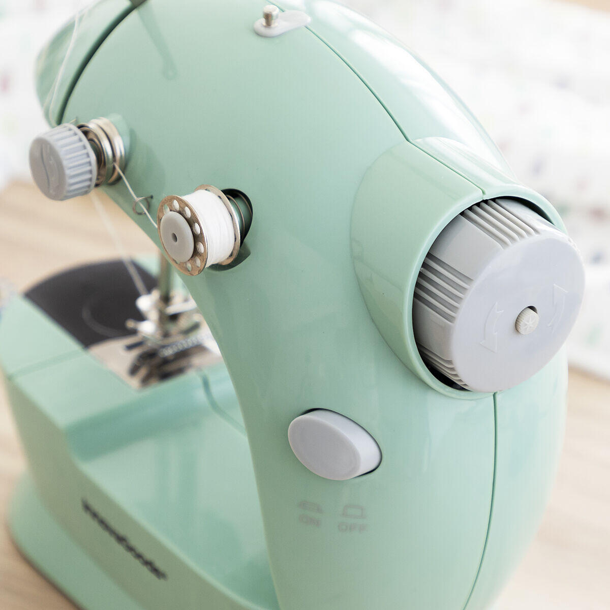 Mini Máquina de Coser Portátil con LED, Cortahílos y Accesorios Sewny InnovaGoods